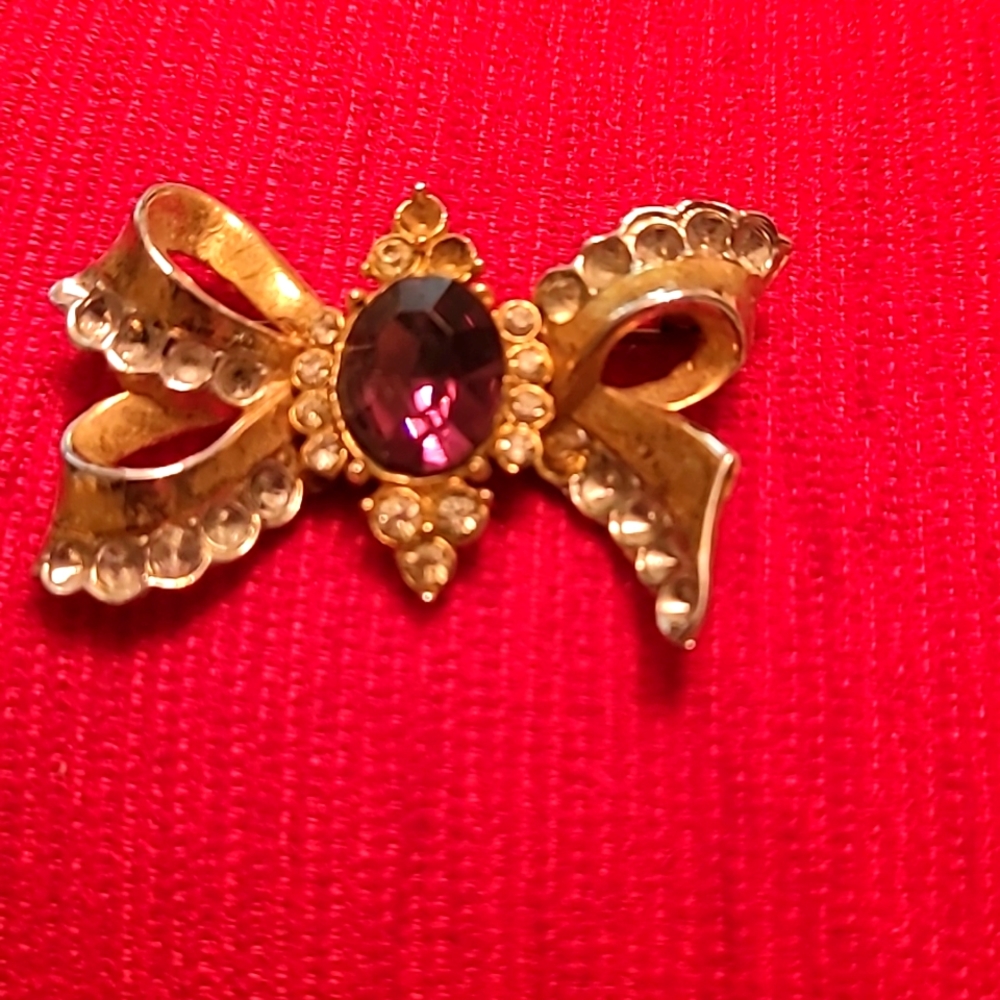 Retro styled brooch